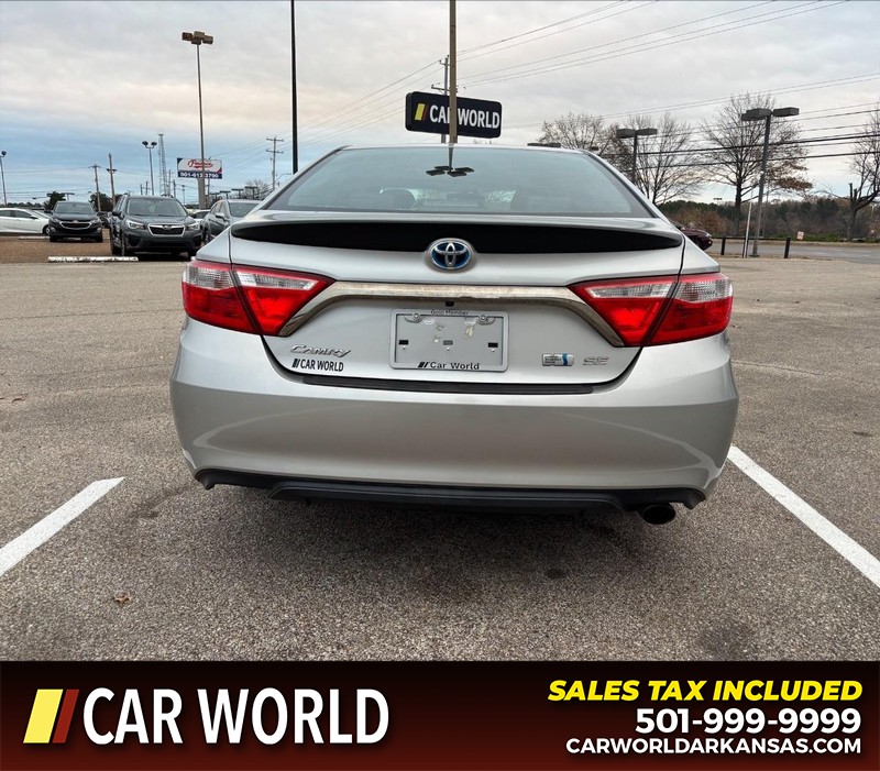 Toyota Camry Hybrid Vehicle Full-screen Gallery Image 4