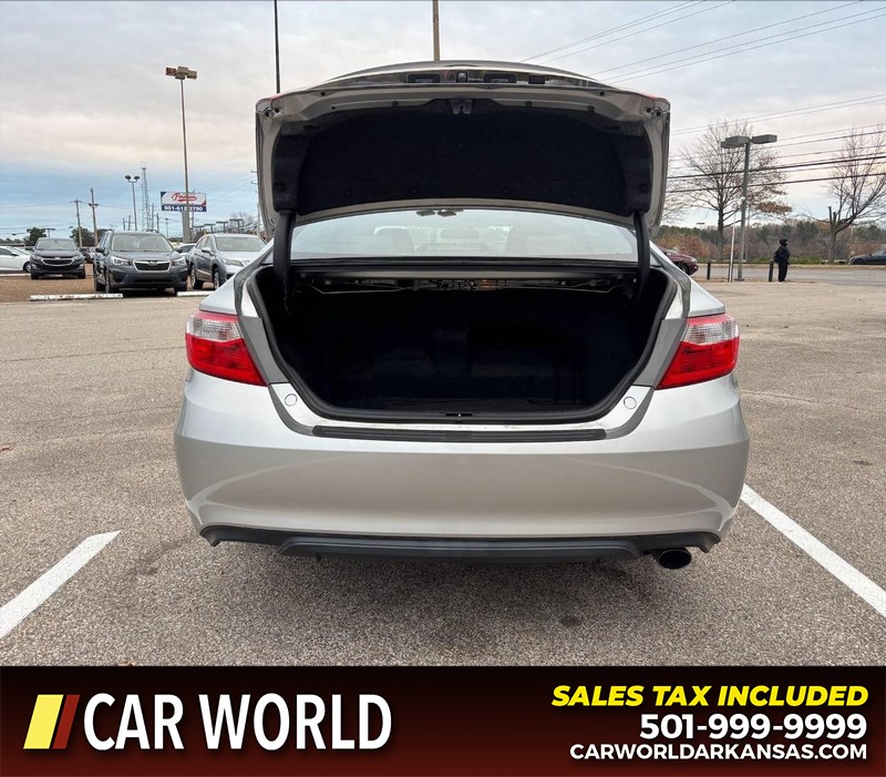 Toyota Camry Hybrid Vehicle Full-screen Gallery Image 5