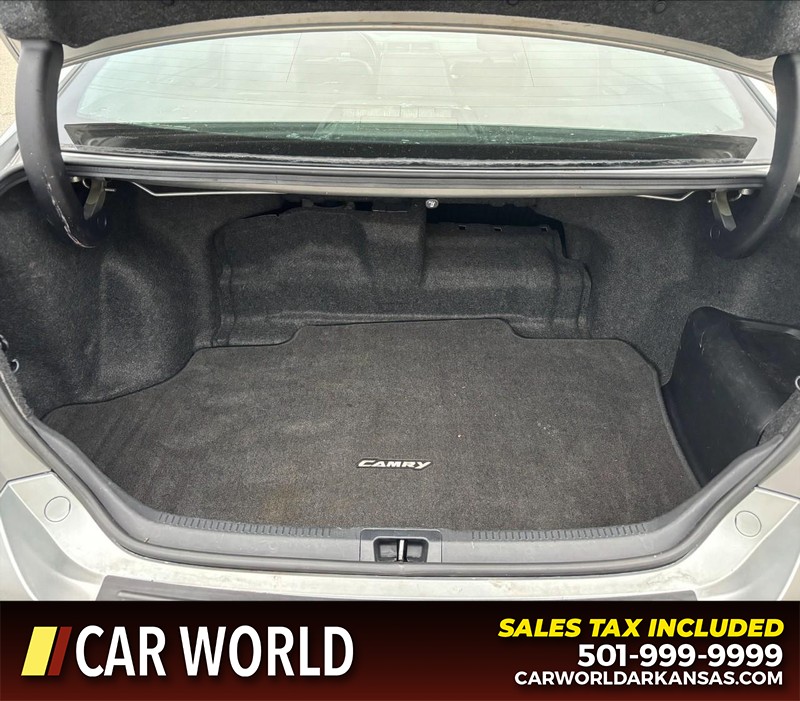 Toyota Camry Hybrid Vehicle Full-screen Gallery Image 6