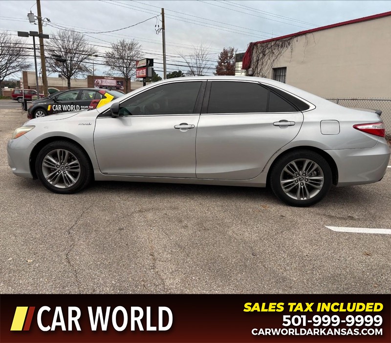 Toyota Camry Hybrid Vehicle Full-screen Gallery Image 8