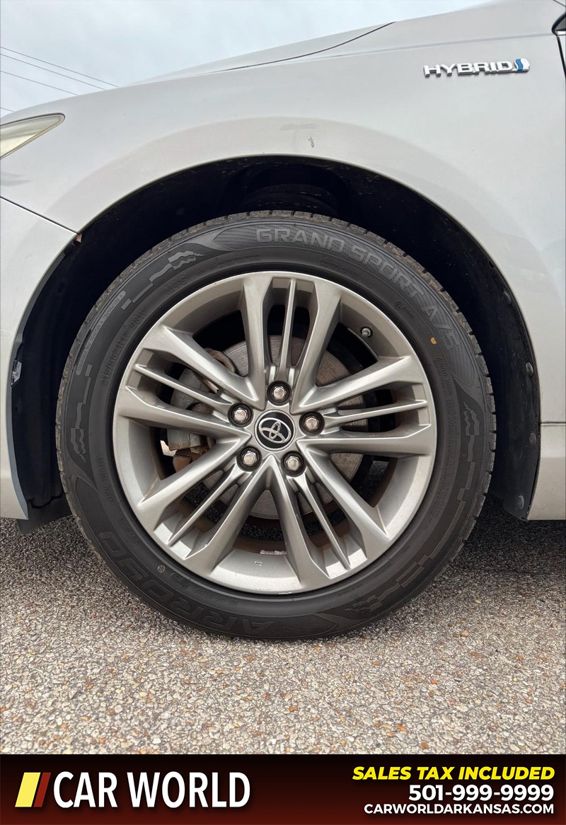 Toyota Camry Hybrid Vehicle Full-screen Gallery Image 11