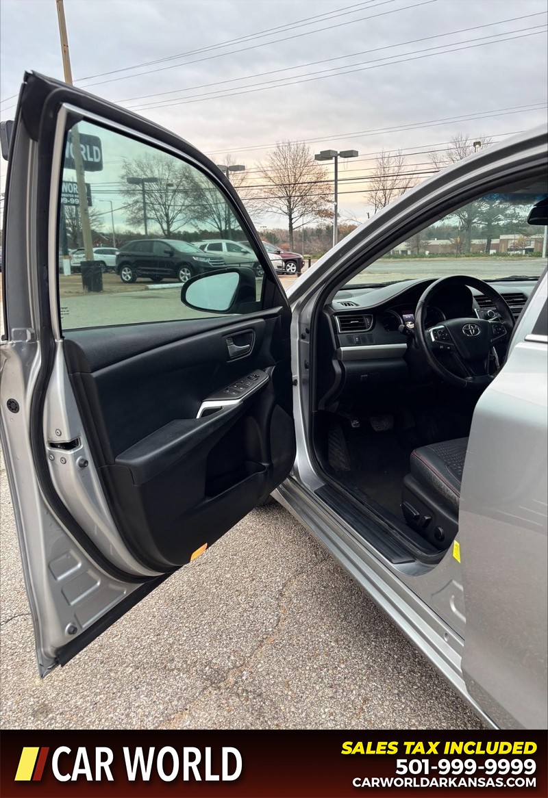 Toyota Camry Hybrid Vehicle Full-screen Gallery Image 12