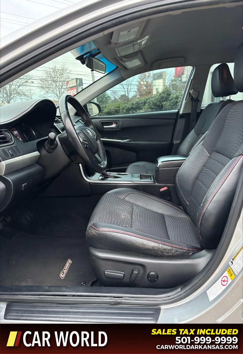 Toyota Camry Hybrid Vehicle Full-screen Gallery Image 13