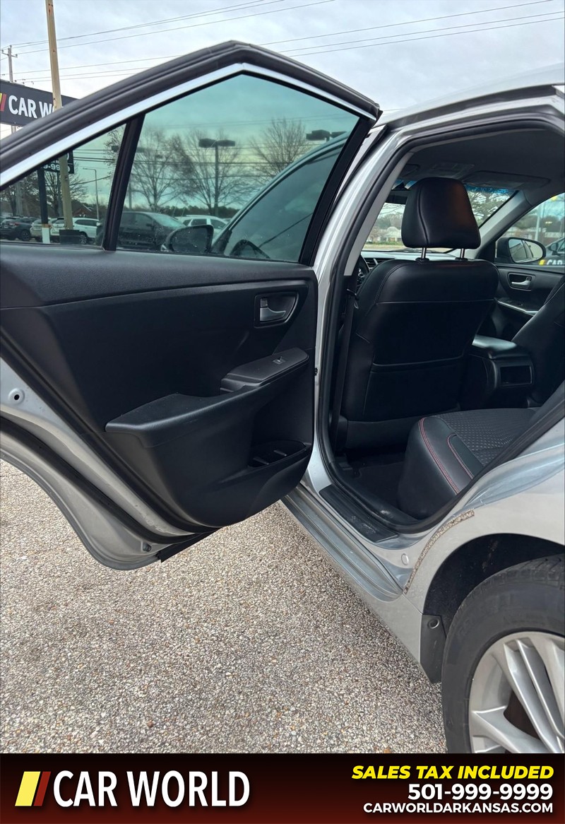 Toyota Camry Hybrid Vehicle Full-screen Gallery Image 14