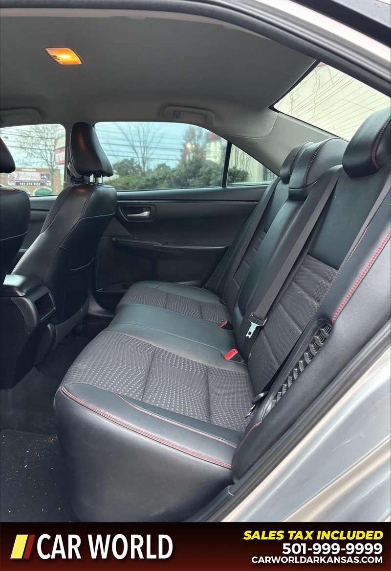 Toyota Camry Hybrid Vehicle Full-screen Gallery Image 15