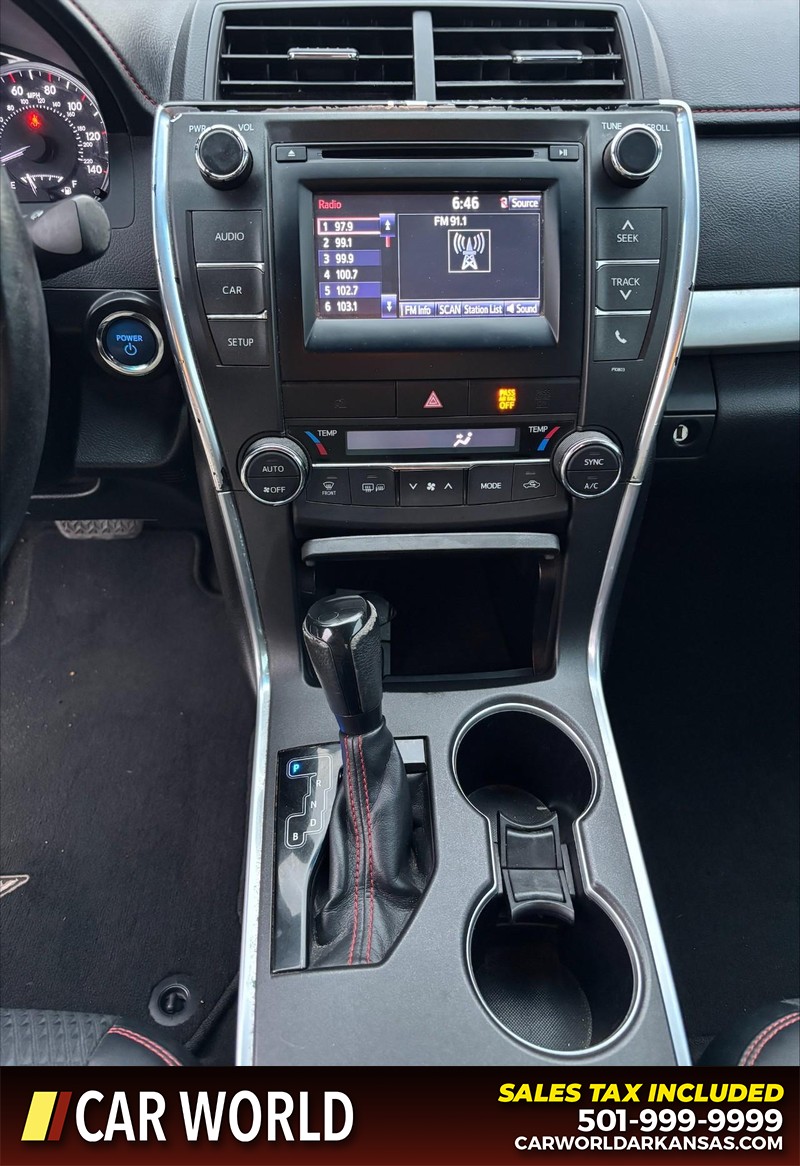 Toyota Camry Hybrid Vehicle Full-screen Gallery Image 17