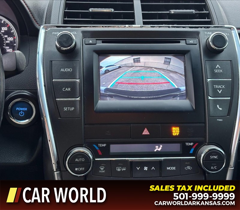 Toyota Camry Hybrid Vehicle Full-screen Gallery Image 18