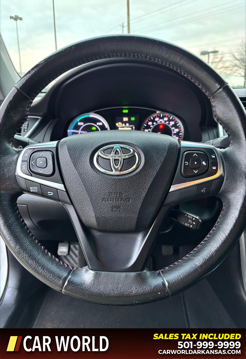 Toyota Camry Hybrid Vehicle Full-screen Gallery Image 19