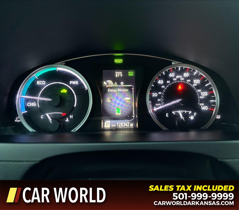 Toyota Camry Hybrid Vehicle Full-screen Gallery Image 20