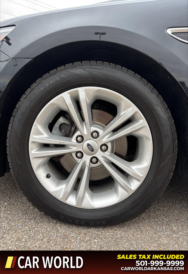 Ford Taurus Vehicle Full-screen Gallery Image 11