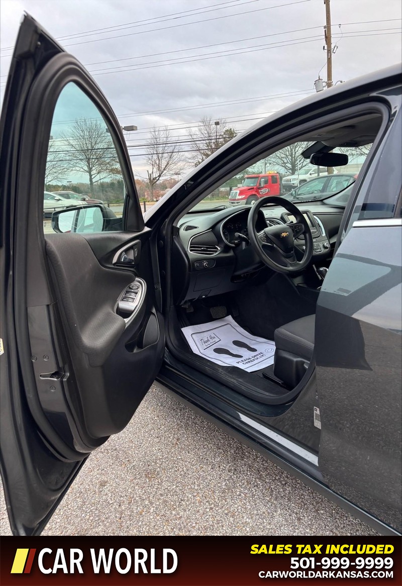 Chevrolet Malibu Vehicle Full-screen Gallery Image 12