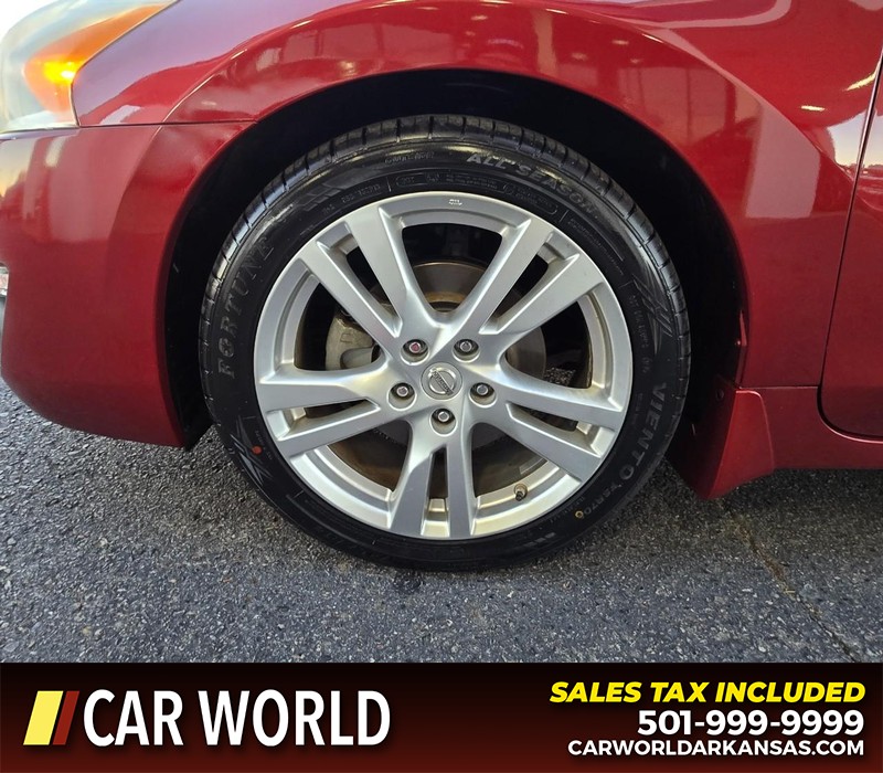 Nissan Altima Vehicle Full-screen Gallery Image 6