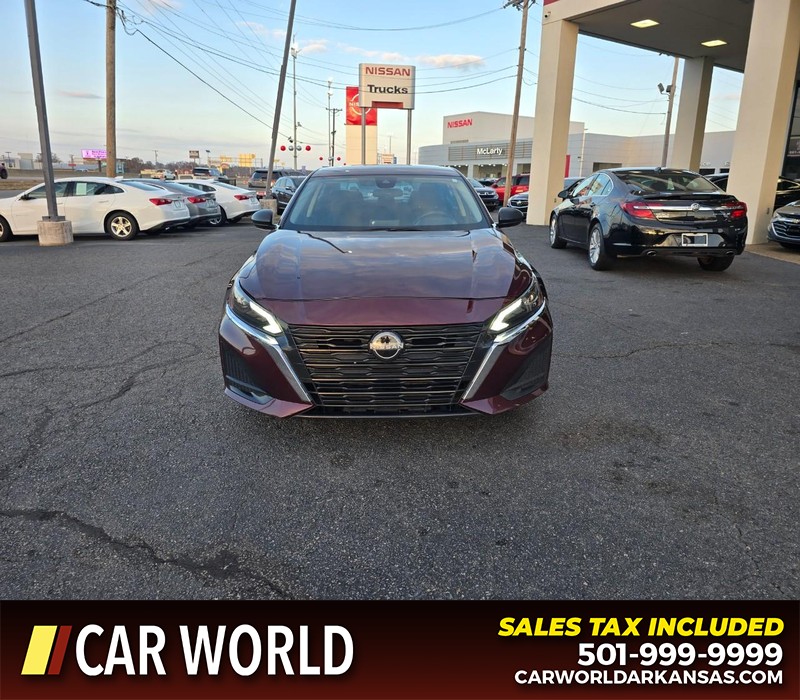 Nissan Altima Vehicle Full-screen Gallery Image 2