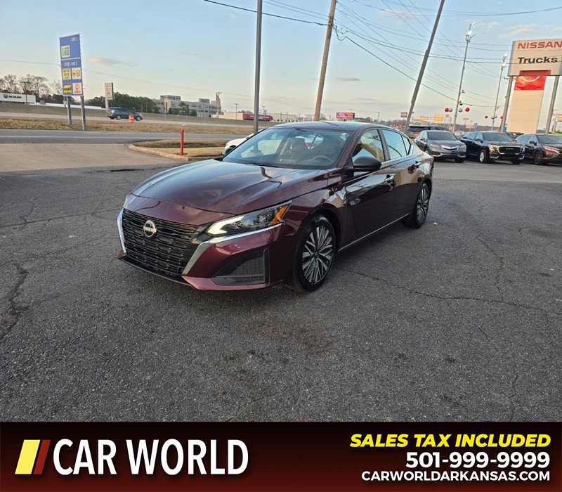 Nissan Altima Vehicle Full-screen Gallery Image 3