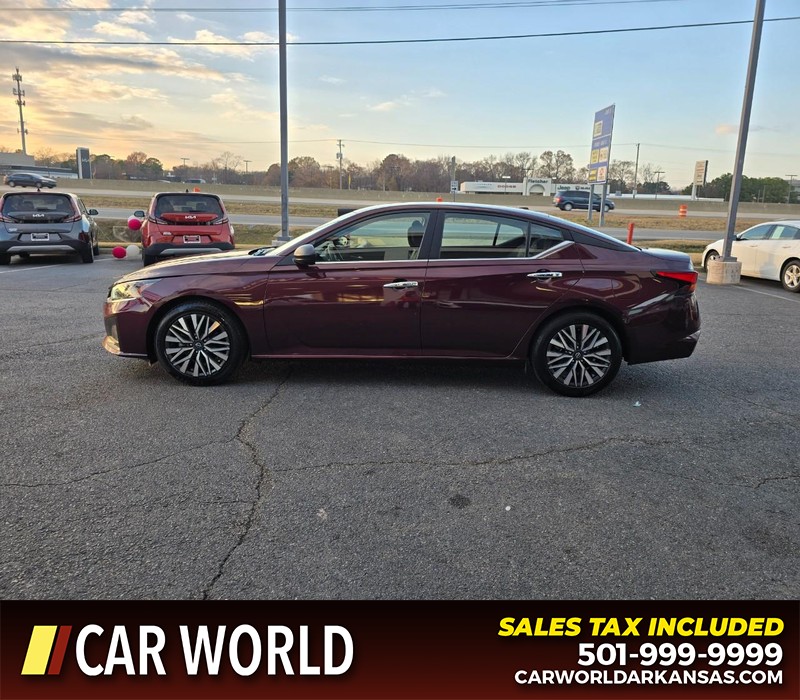 Nissan Altima Vehicle Full-screen Gallery Image 4