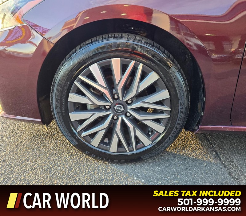 Nissan Altima Vehicle Full-screen Gallery Image 6