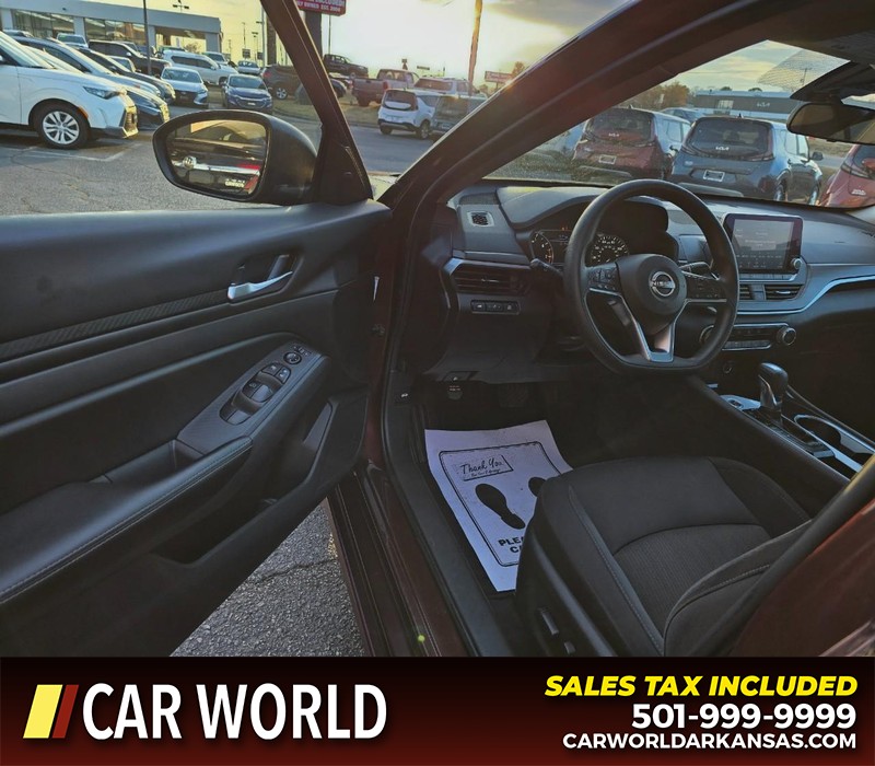 Nissan Altima Vehicle Full-screen Gallery Image 7