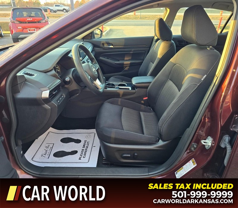 Nissan Altima Vehicle Full-screen Gallery Image 8