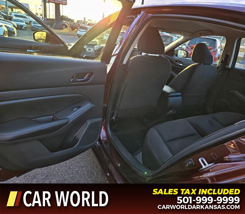 Nissan Altima Vehicle Full-screen Gallery Image 9