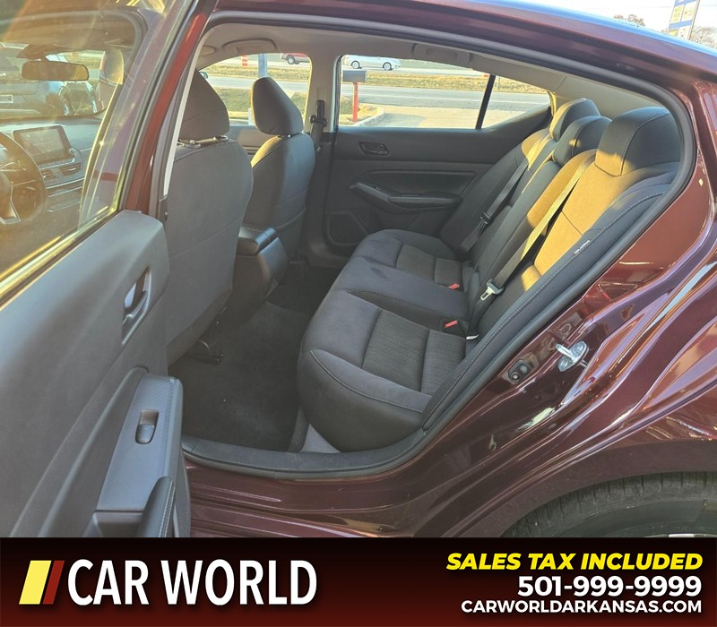 Nissan Altima Vehicle Full-screen Gallery Image 10