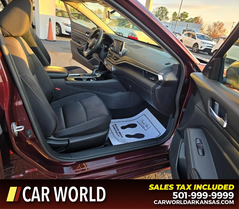 Nissan Altima Vehicle Full-screen Gallery Image 11