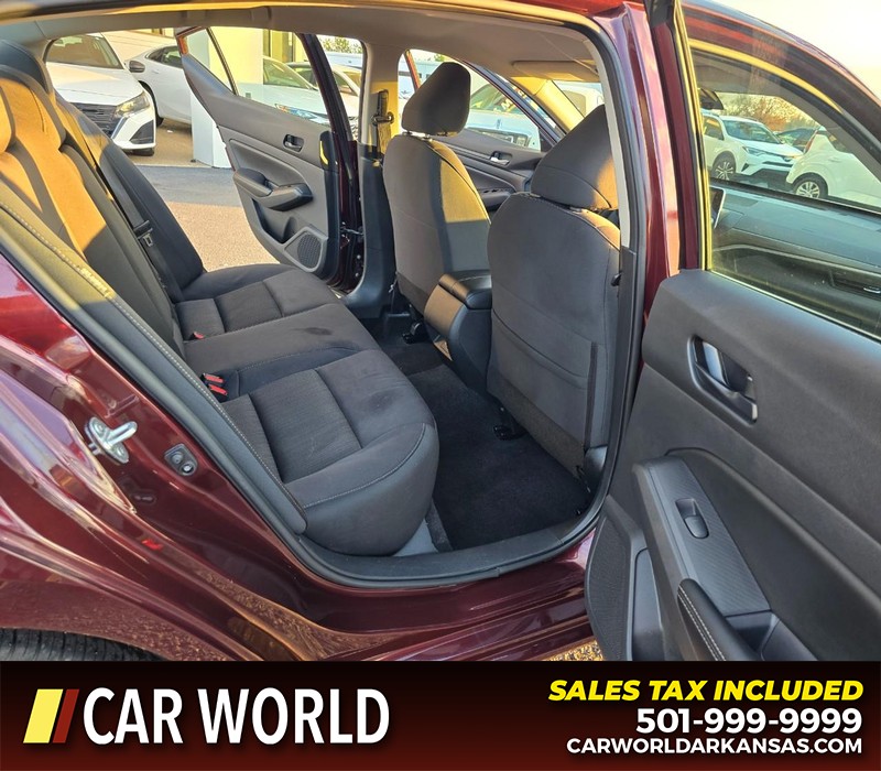 Nissan Altima Vehicle Full-screen Gallery Image 12