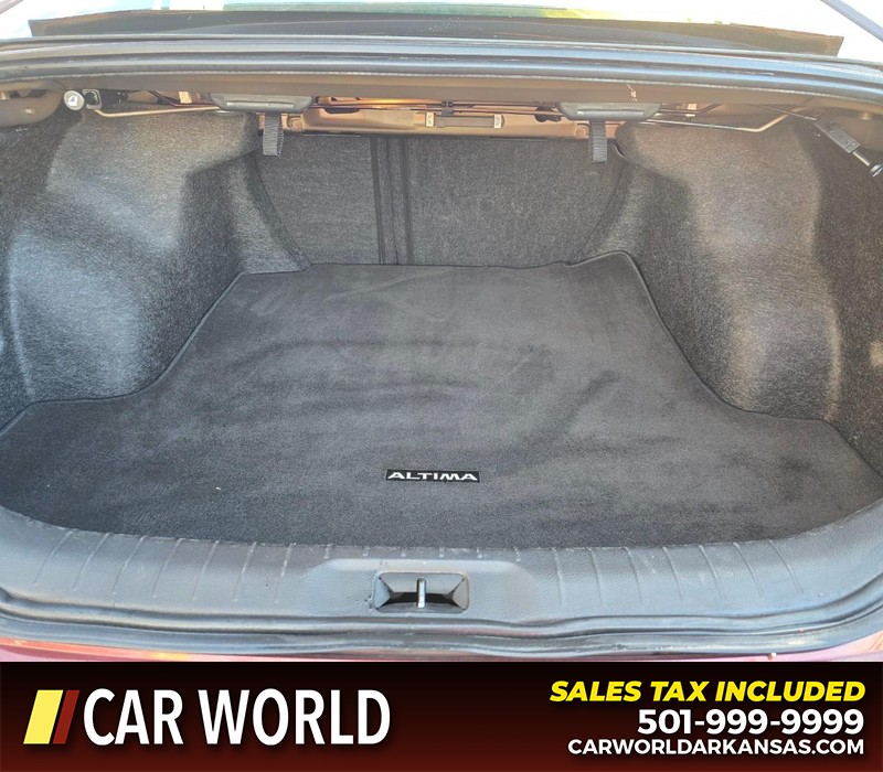 Nissan Altima Vehicle Full-screen Gallery Image 13
