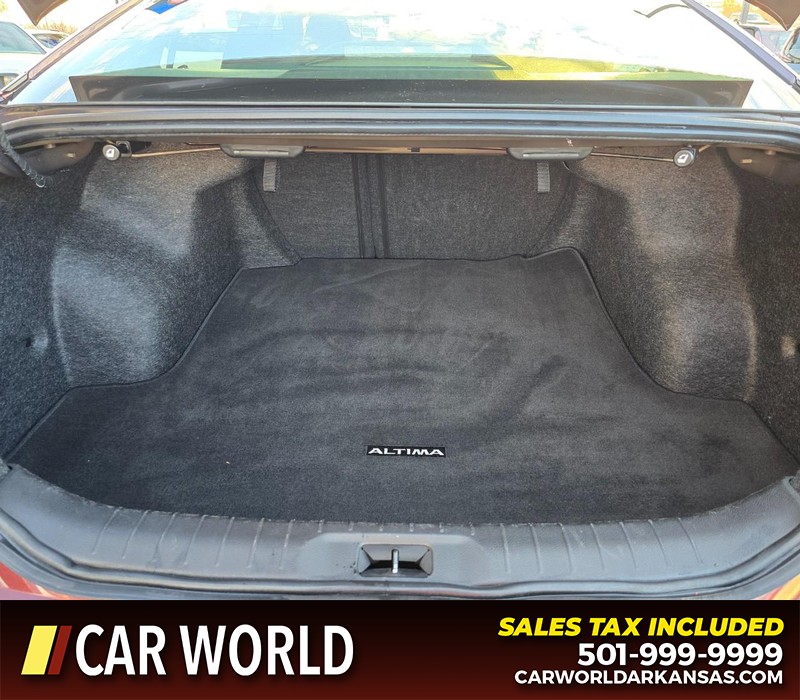 Nissan Altima Vehicle Full-screen Gallery Image 14