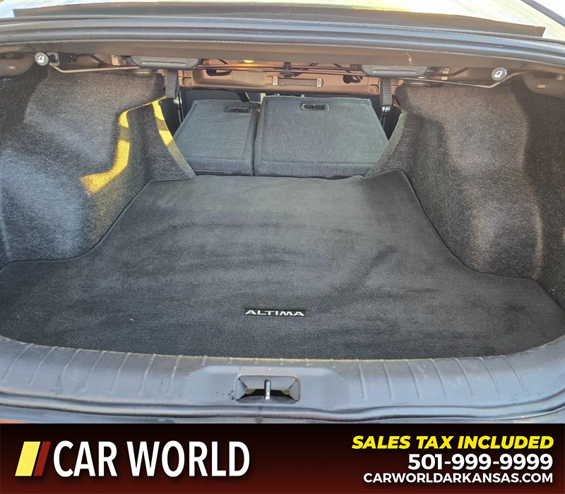 Nissan Altima Vehicle Full-screen Gallery Image 15
