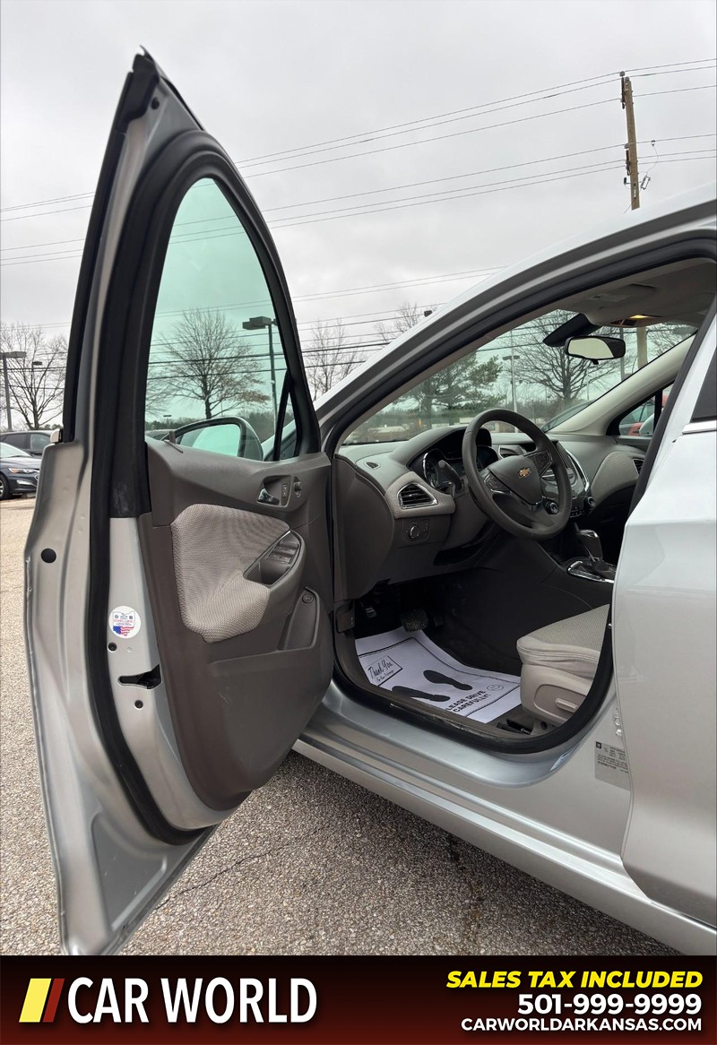 Chevrolet Cruze Vehicle Full-screen Gallery Image 12