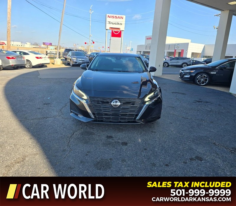 Nissan Altima Vehicle Full-screen Gallery Image 2