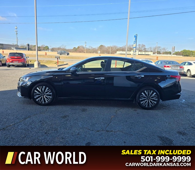 Nissan Altima Vehicle Full-screen Gallery Image 4