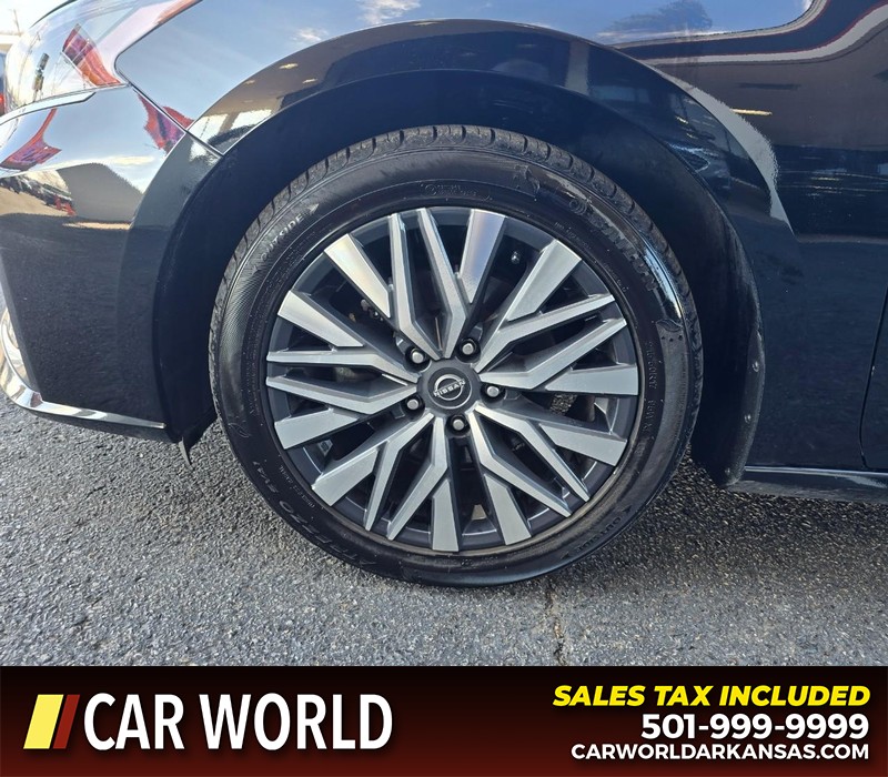 Nissan Altima Vehicle Full-screen Gallery Image 6