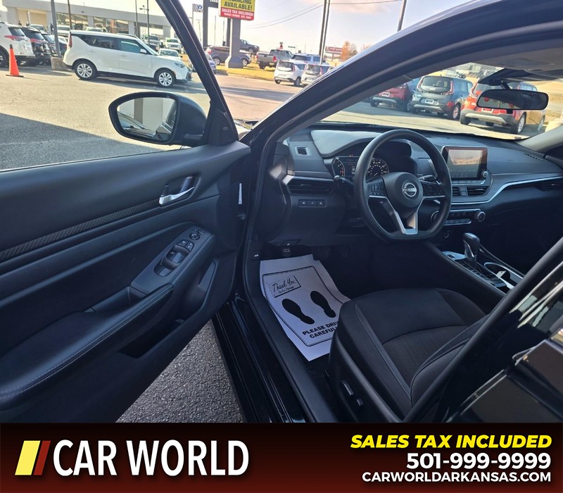 Nissan Altima Vehicle Full-screen Gallery Image 7