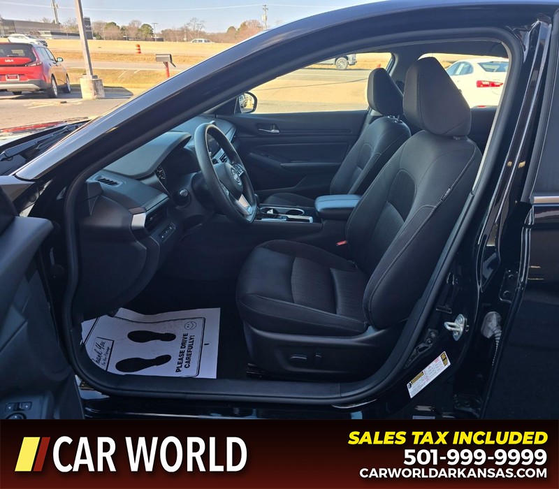 Nissan Altima Vehicle Full-screen Gallery Image 8