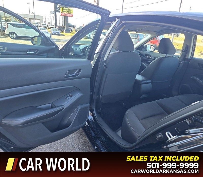 Nissan Altima Vehicle Full-screen Gallery Image 9