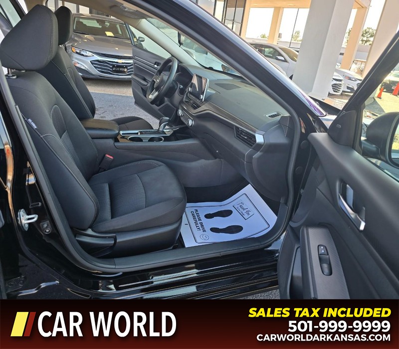 Nissan Altima Vehicle Full-screen Gallery Image 11