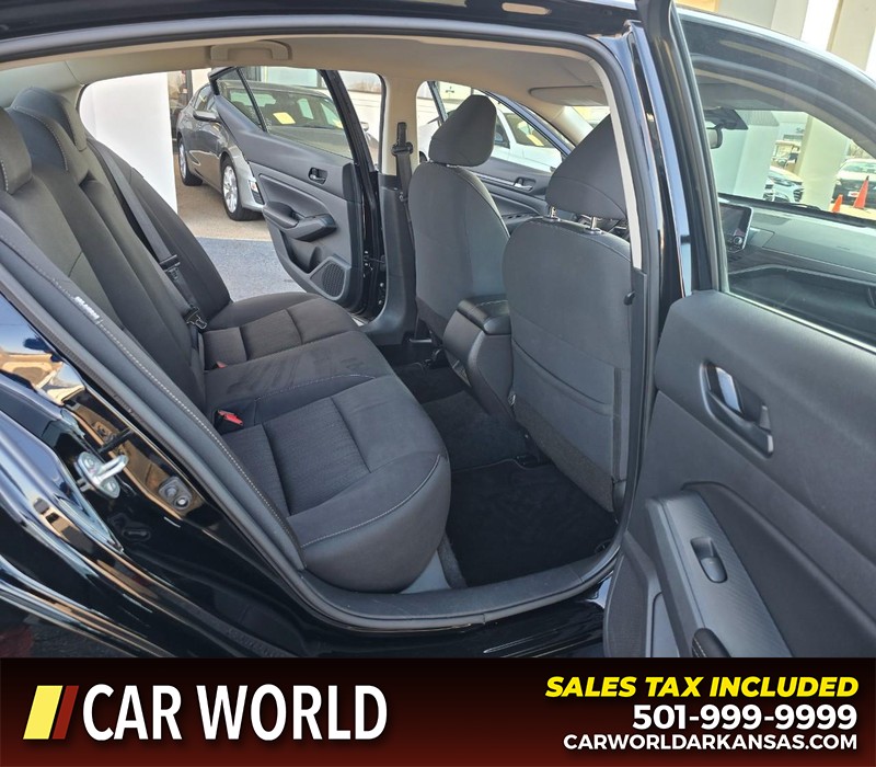 Nissan Altima Vehicle Full-screen Gallery Image 12