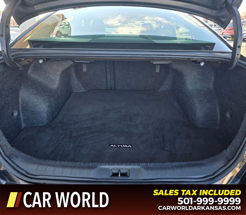 Nissan Altima Vehicle Full-screen Gallery Image 13