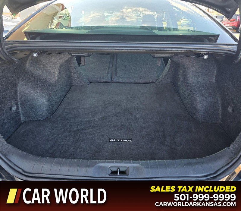 Nissan Altima Vehicle Full-screen Gallery Image 14