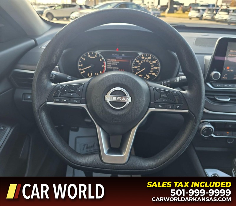 Nissan Altima Vehicle Full-screen Gallery Image 15