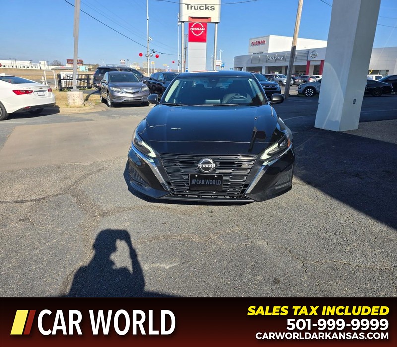 Nissan Altima Vehicle Full-screen Gallery Image 2