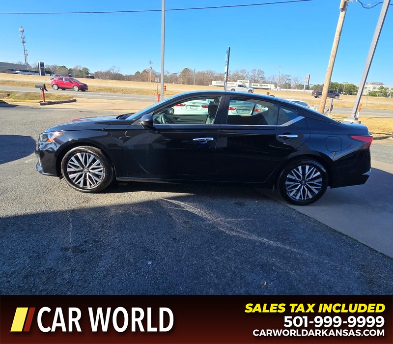 Nissan Altima Vehicle Full-screen Gallery Image 4