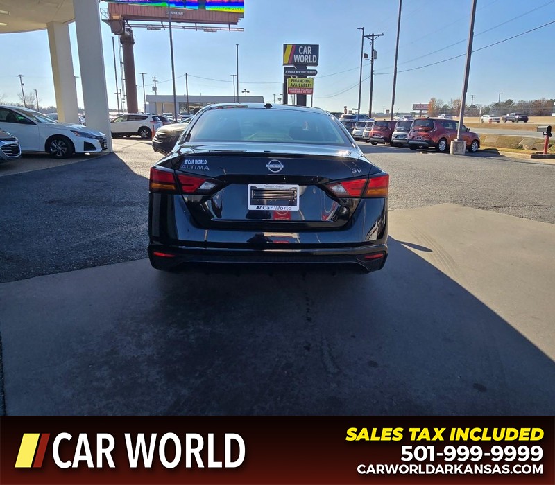 Nissan Altima Vehicle Full-screen Gallery Image 5