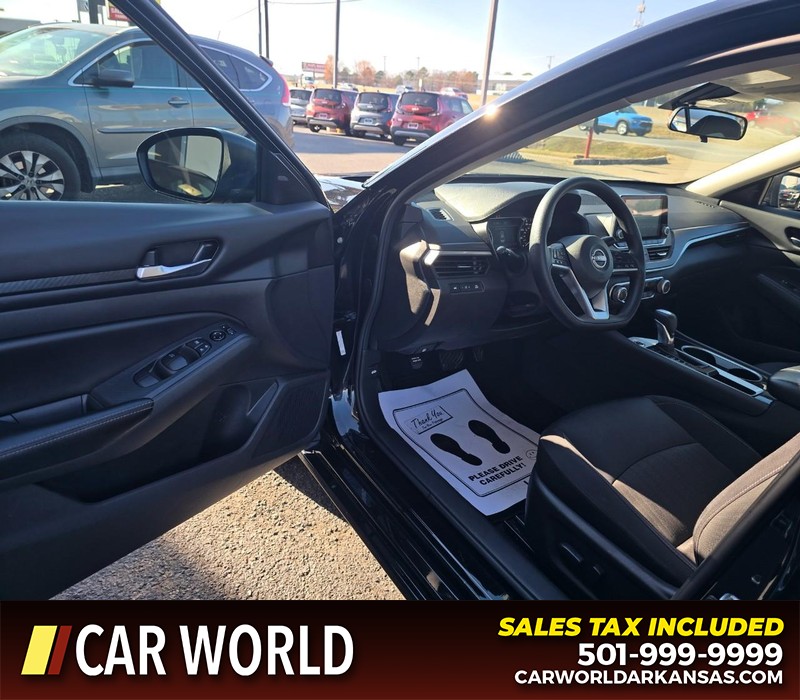 Nissan Altima Vehicle Full-screen Gallery Image 7