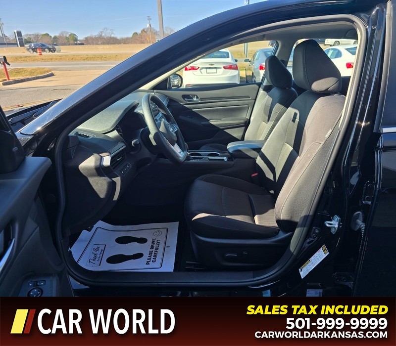 Nissan Altima Vehicle Full-screen Gallery Image 8