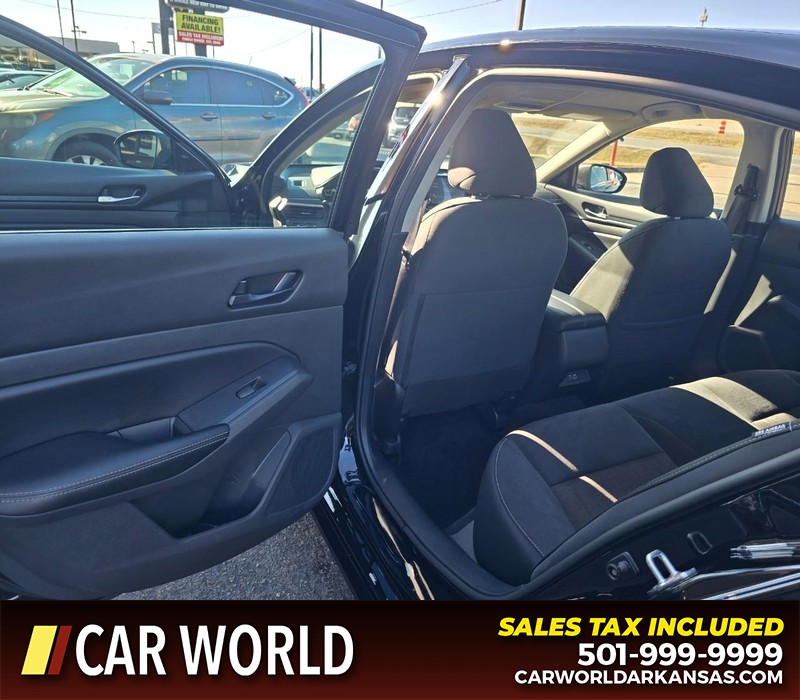 Nissan Altima Vehicle Full-screen Gallery Image 9