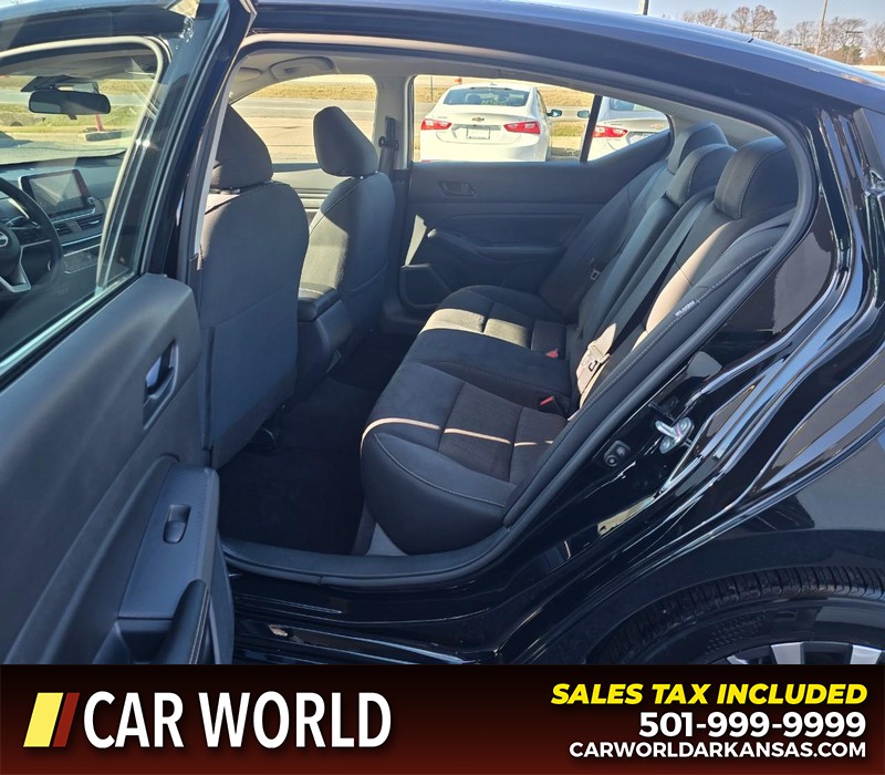 Nissan Altima Vehicle Full-screen Gallery Image 10