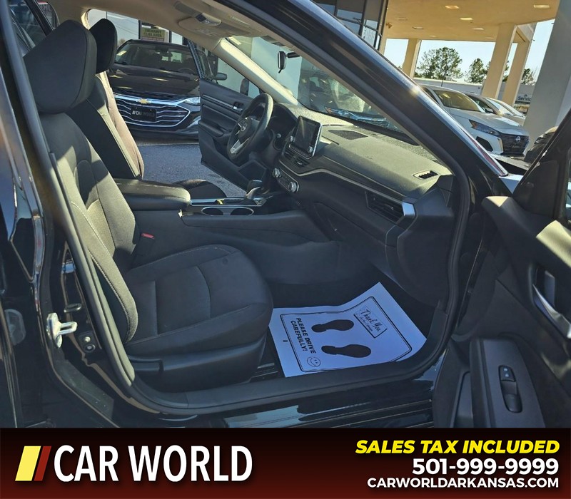 Nissan Altima Vehicle Full-screen Gallery Image 11