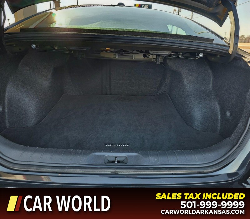 Nissan Altima Vehicle Full-screen Gallery Image 13